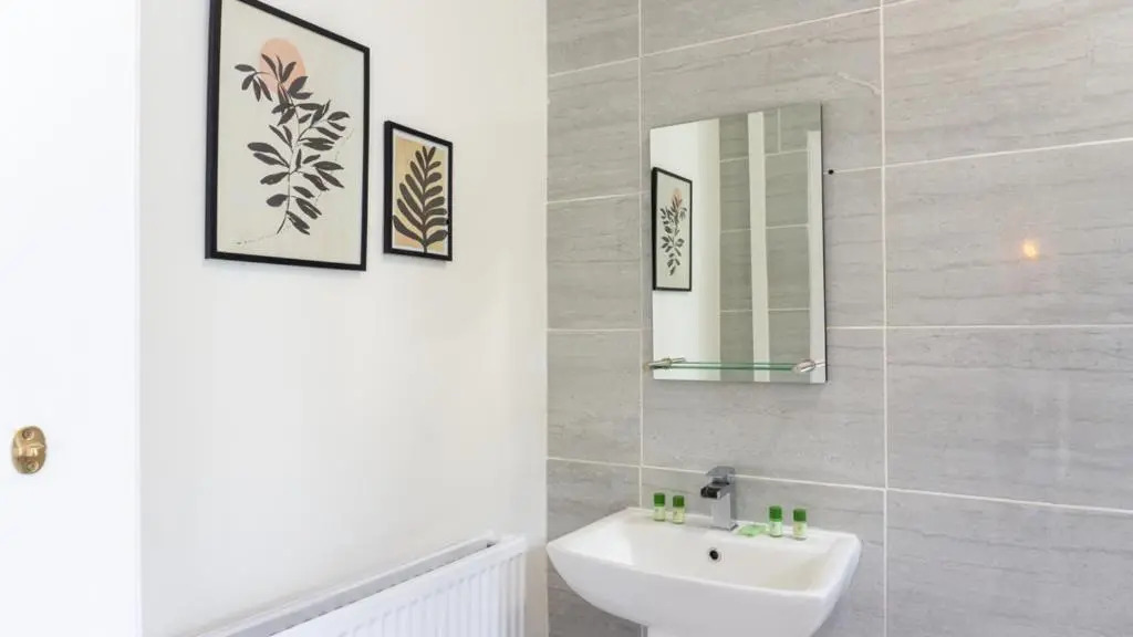 Bevington House - 3 Bedroom - Sleeps 8 - Parking
