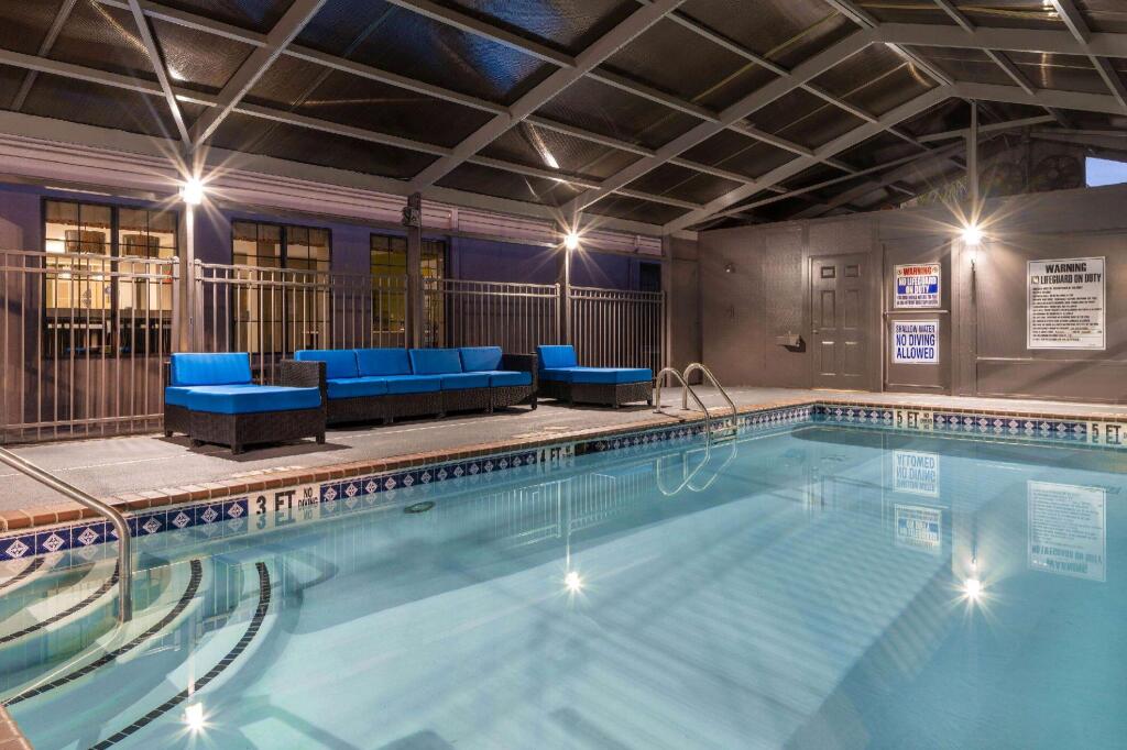 Отель Spark by Hilton Atlanta Cumberland Ballpark