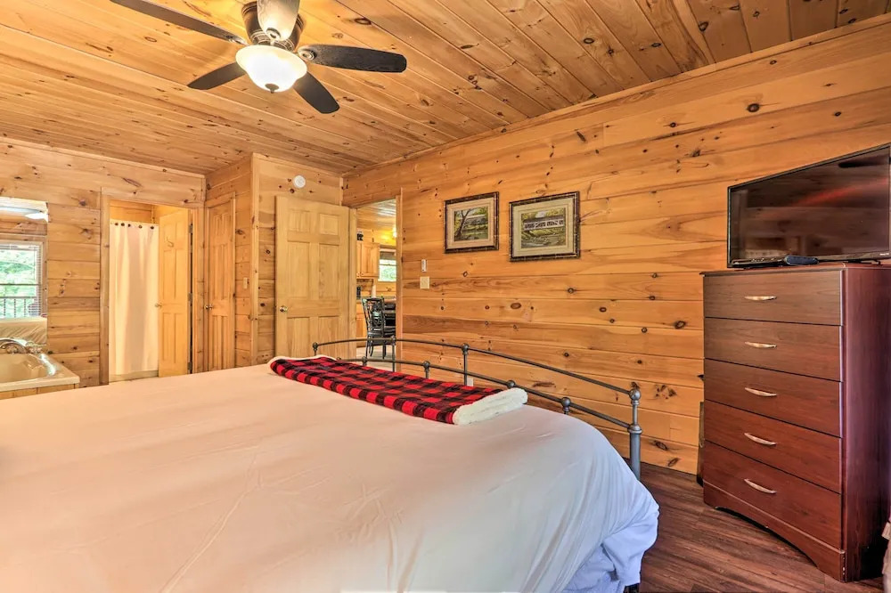 Cabin w/ Deck + Fireplace < 3 Mi to Dollywood!