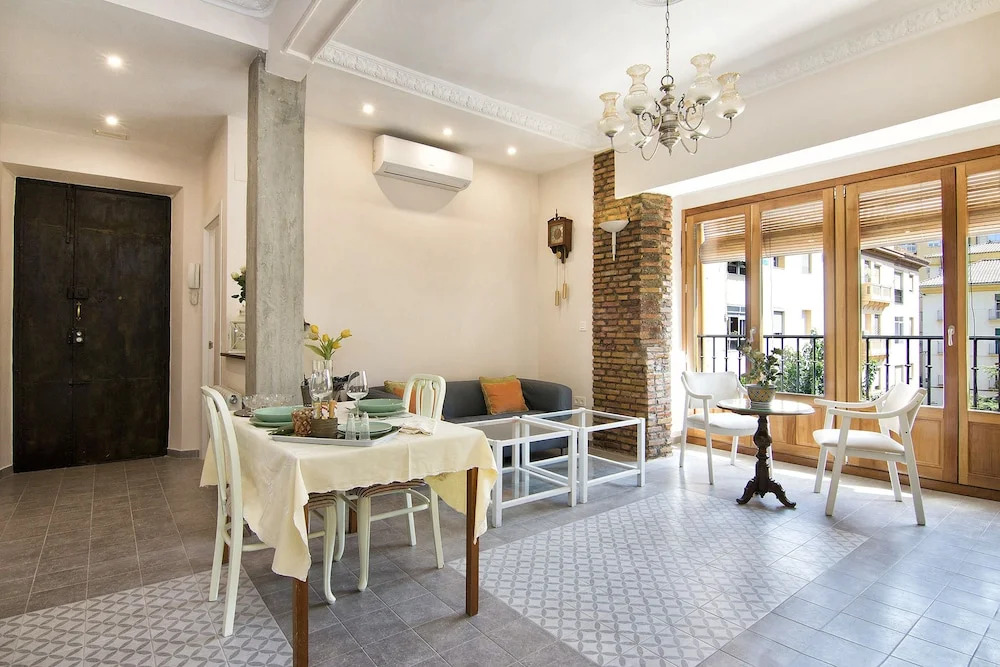 Bright & Elegant City Centre 3 BR Apart