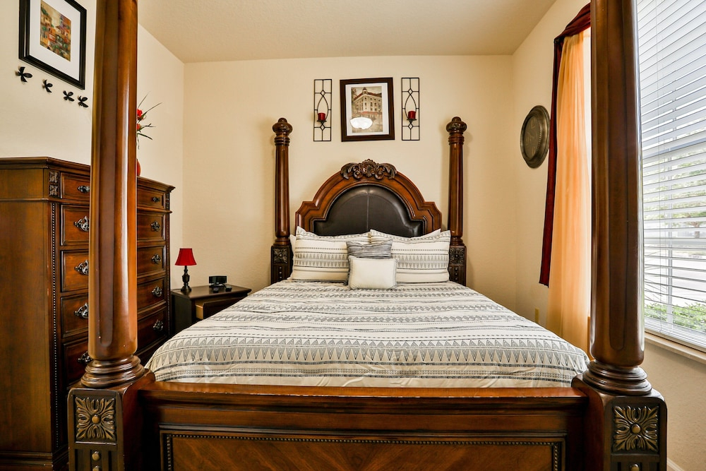 Delightful Lakefront Townhome With Pool, Volleyball, Fast Wifi & AC