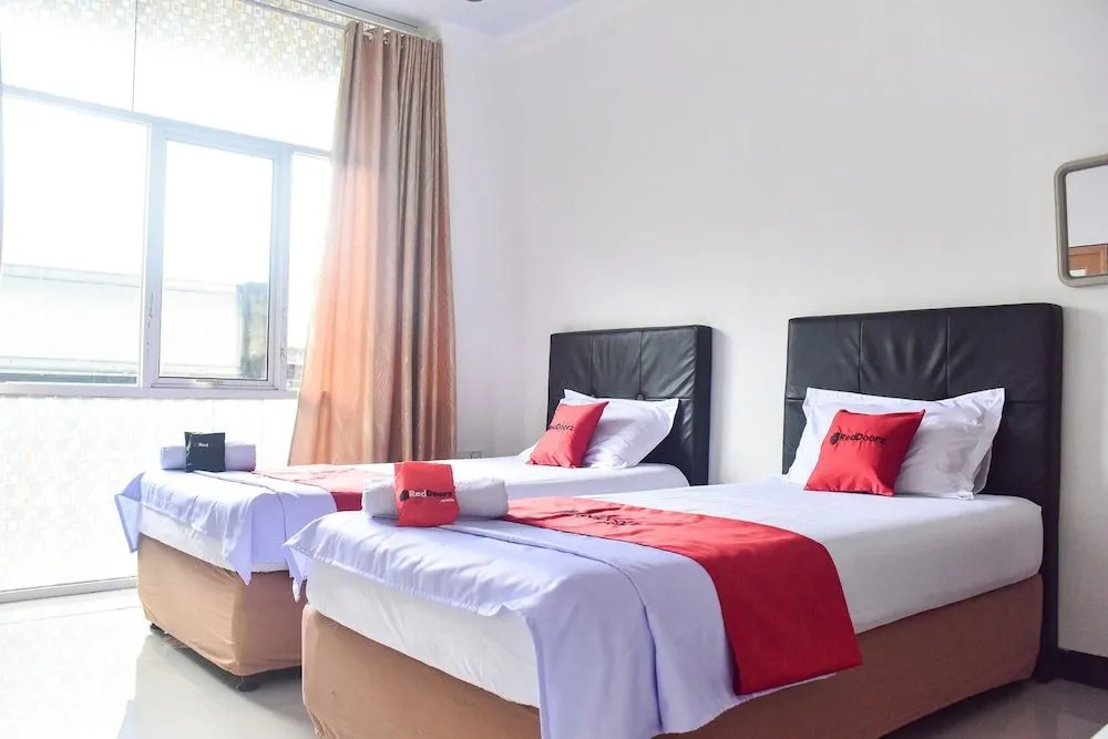 RedDoorz near Sultan Hasanuddin Airport 2 Makassar