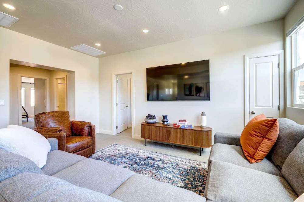 Washington Home w/ Mtn Views, Near Hiking