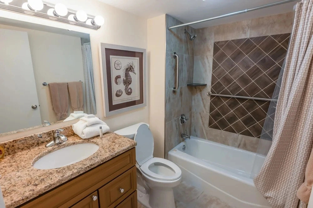 329 North Hampton, Expansive Balcony & Resort Amenities 2 Bedroom Condo