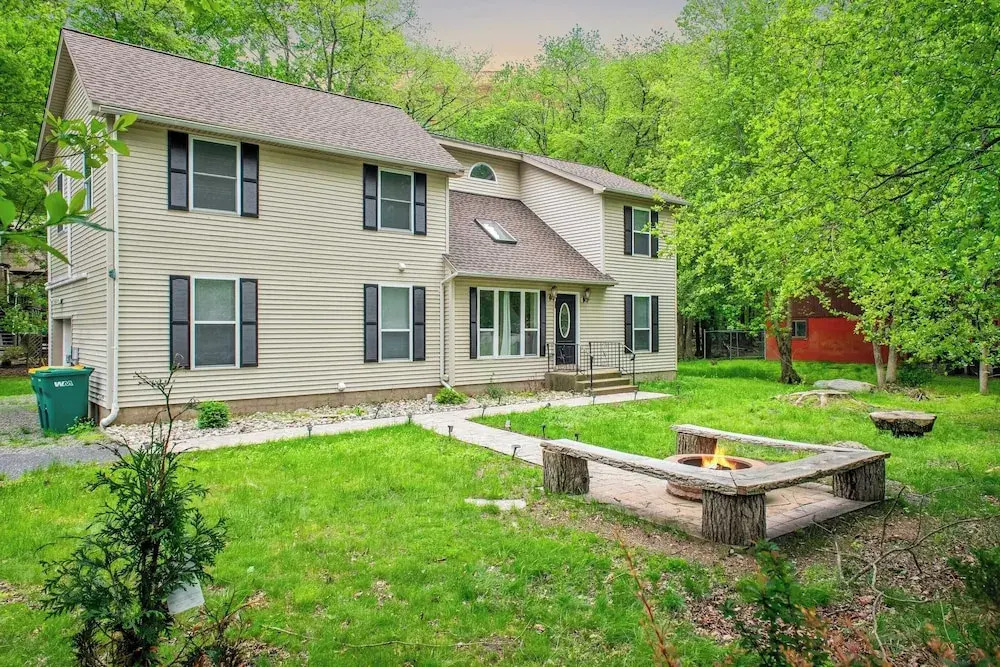 Hot Tub, Firepit, Foosball Access to Private Lake & Pool Penn Estate Getaway