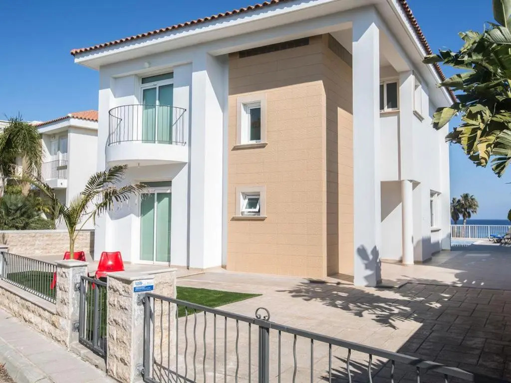 Villa Mesogi Seafront, Stunning 4Bdr Fontline Protaras