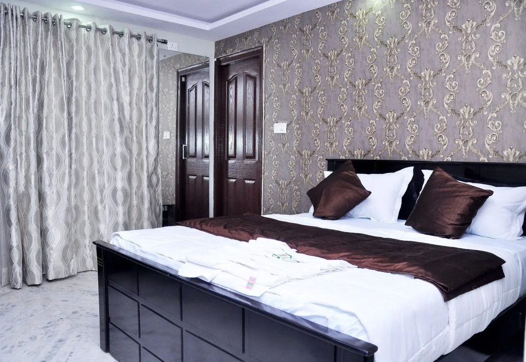 Capital O 2323 Royal Executive Inn