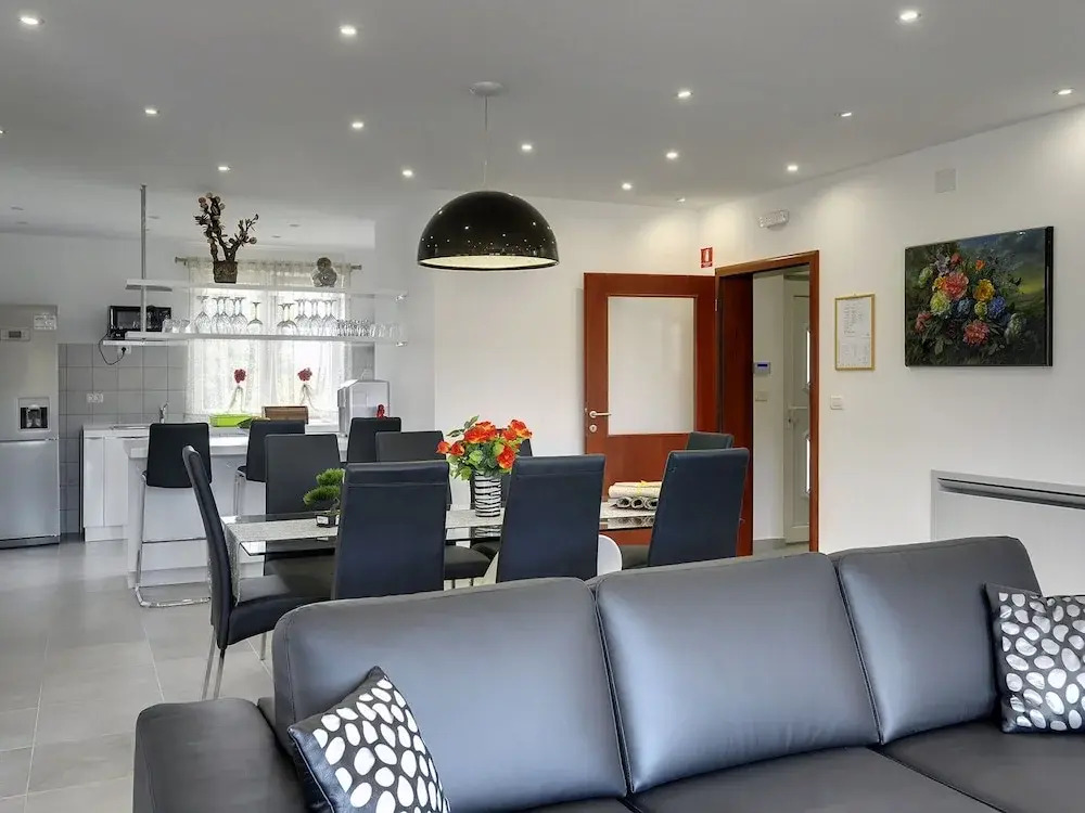 Villa in Bratulici With Pool Near Beach