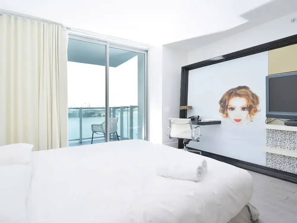 Miami World Rental - Mondrian 520