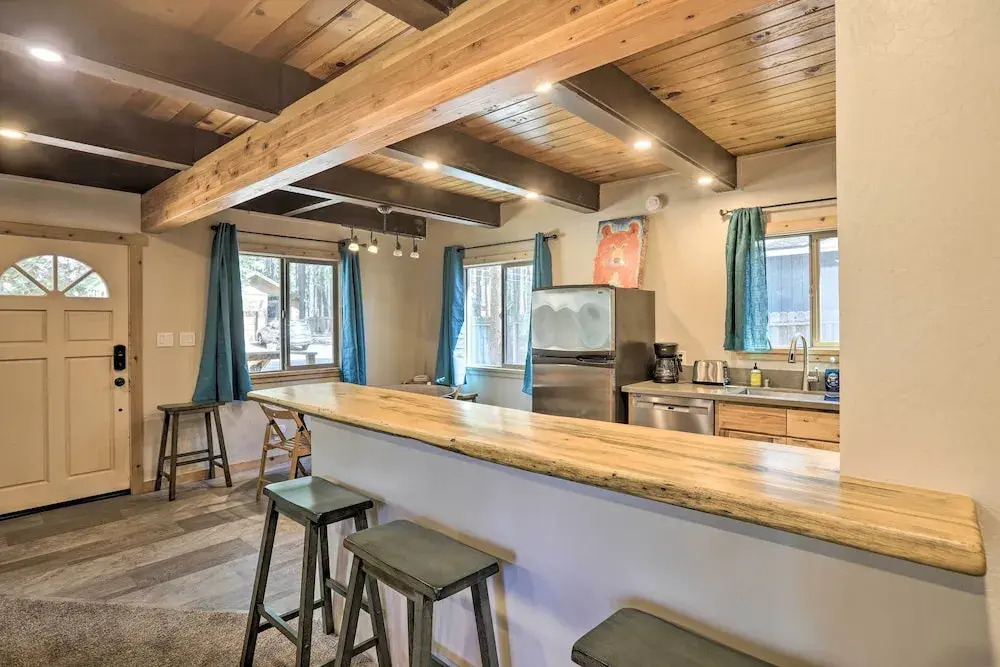 4-season Tahoe Hideaway: 1 Block to Biking!