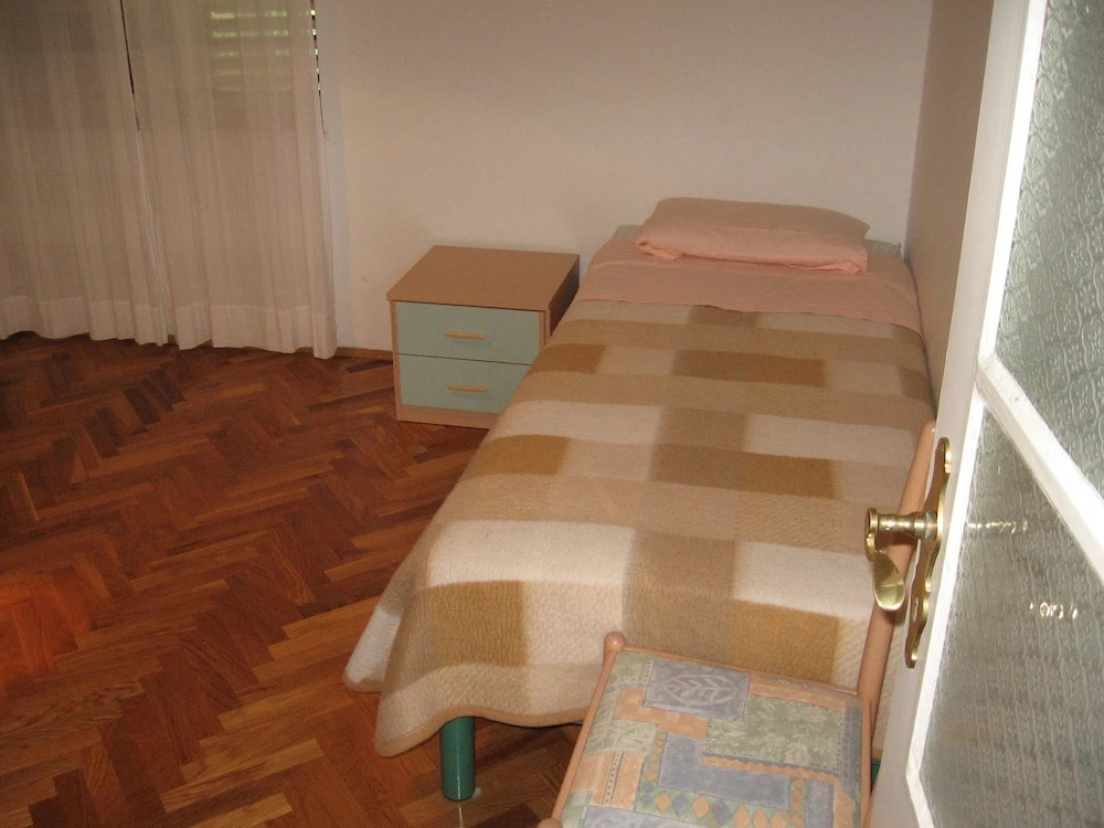 Six Person Apartment With 2 Bedrooms Near the Beach in Pjescana Uvala