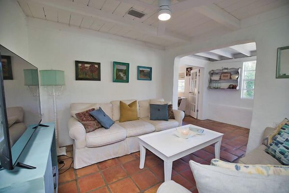 Pet Friendly Firepit Minutes to Beach Sleeps 6