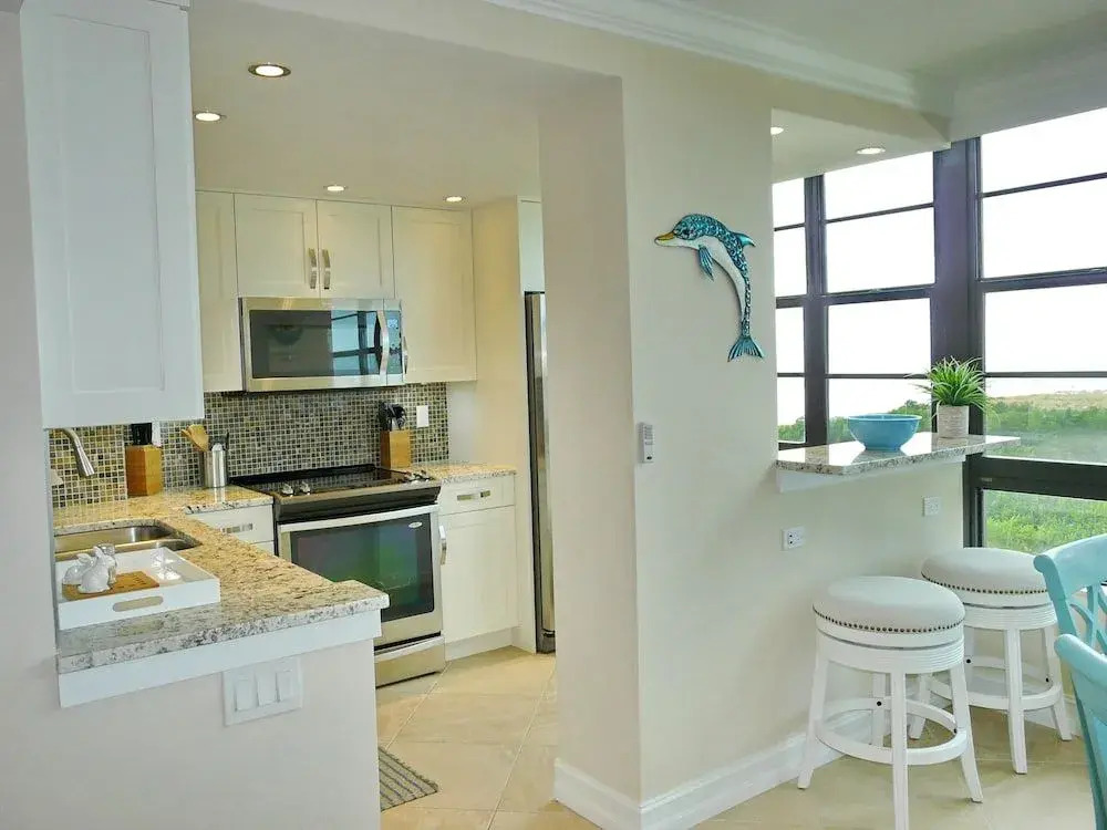 Beachfront Condo With Pool and Dazzling Ocean View