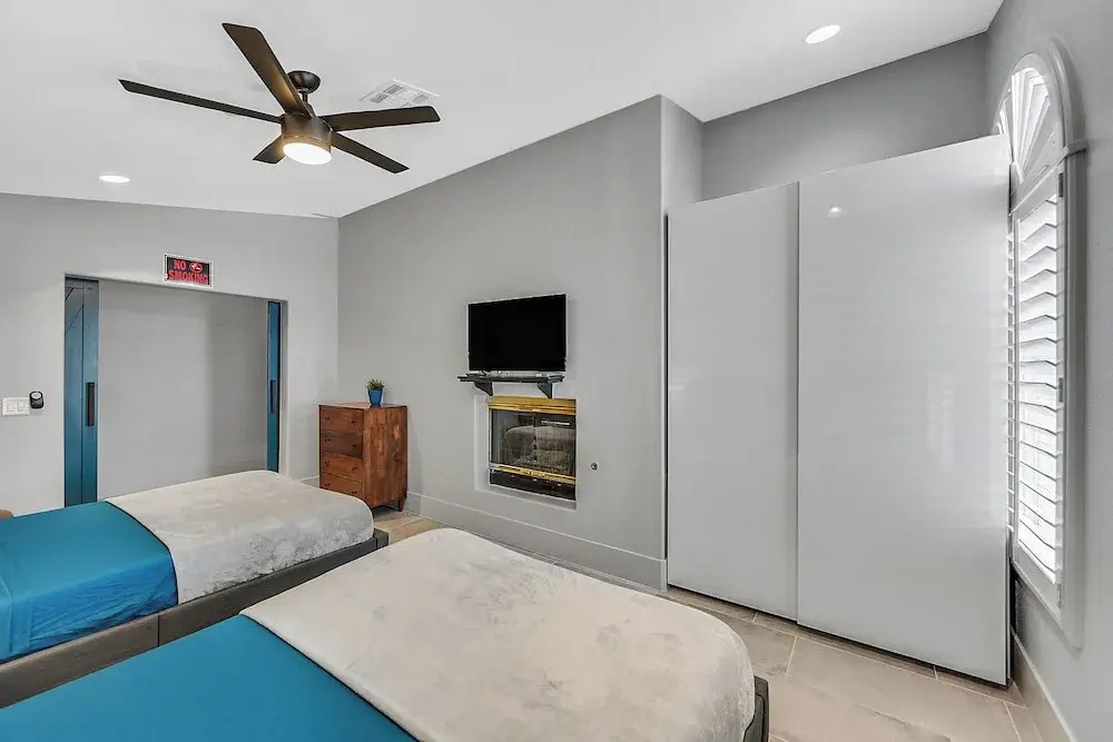 Villa - 8 Bedrms 5 Bths 15 Beds