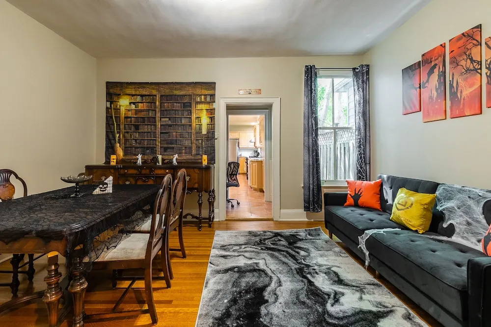 Cozy Houses in Downtown Toronto by GLOBALSTAY