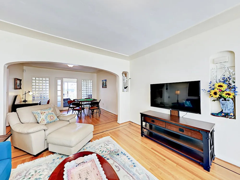 Little Italy Bungalow 3 Bedrooms 1.5 Bathroom Home