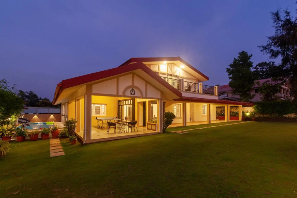 StayVistas V Square - Enjoy a pool and indoor games for a leisurely stay