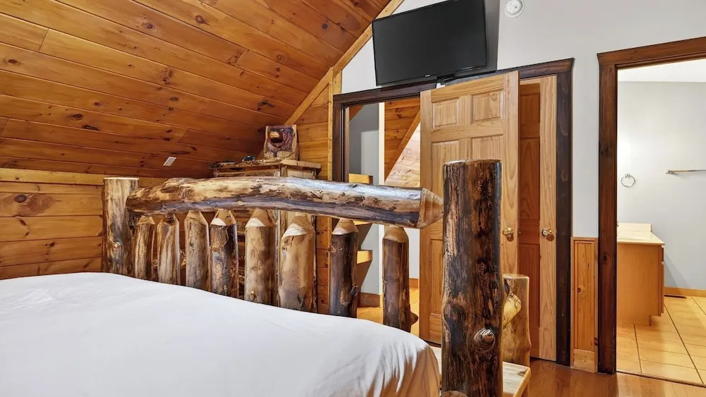 Hot Tub, Game Room & Prime Pigeon Forge Location Big Bear Ridge by Avantstay