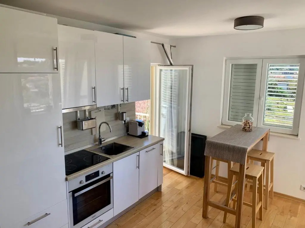 Comfort 1-Bedroom Apartment with Pool & Sea view