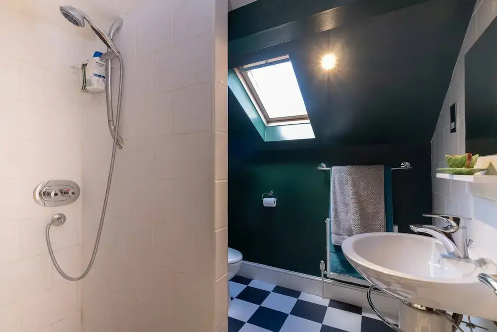 Airy and Tasteful 3 Bedroom Apartment in Five Ways Area