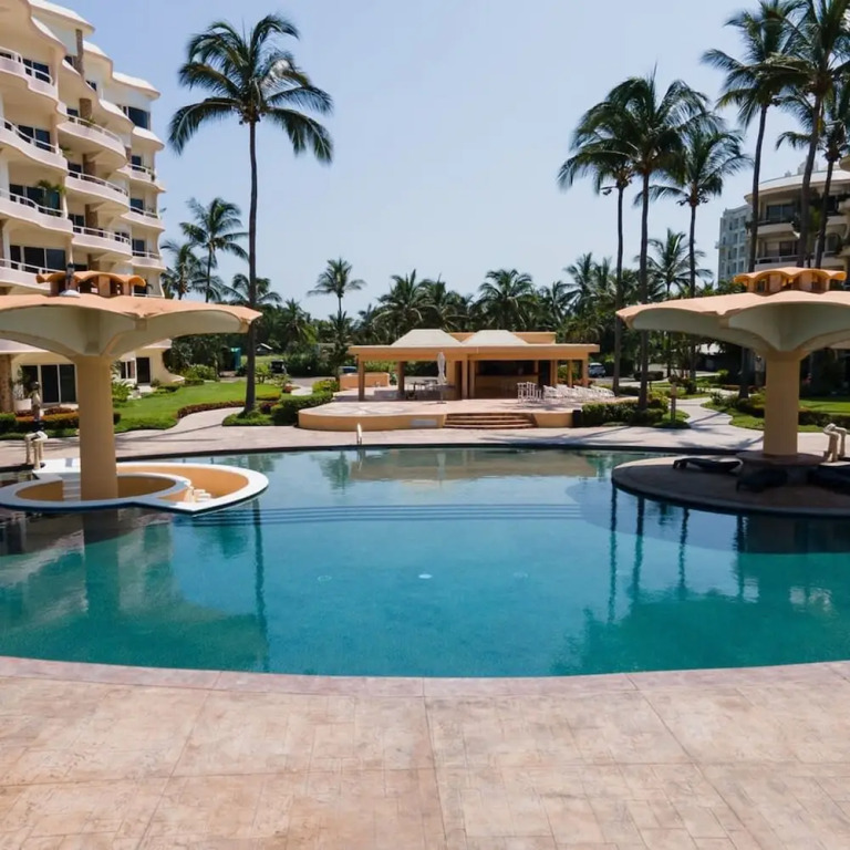Ocean Front Penthouse Pool Sleeps 8 People
