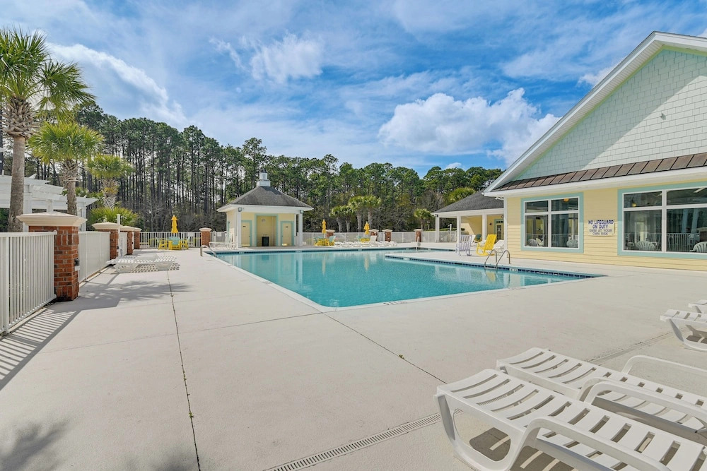 1 Mi to Beach! Sleek Golf & Pool Retreat