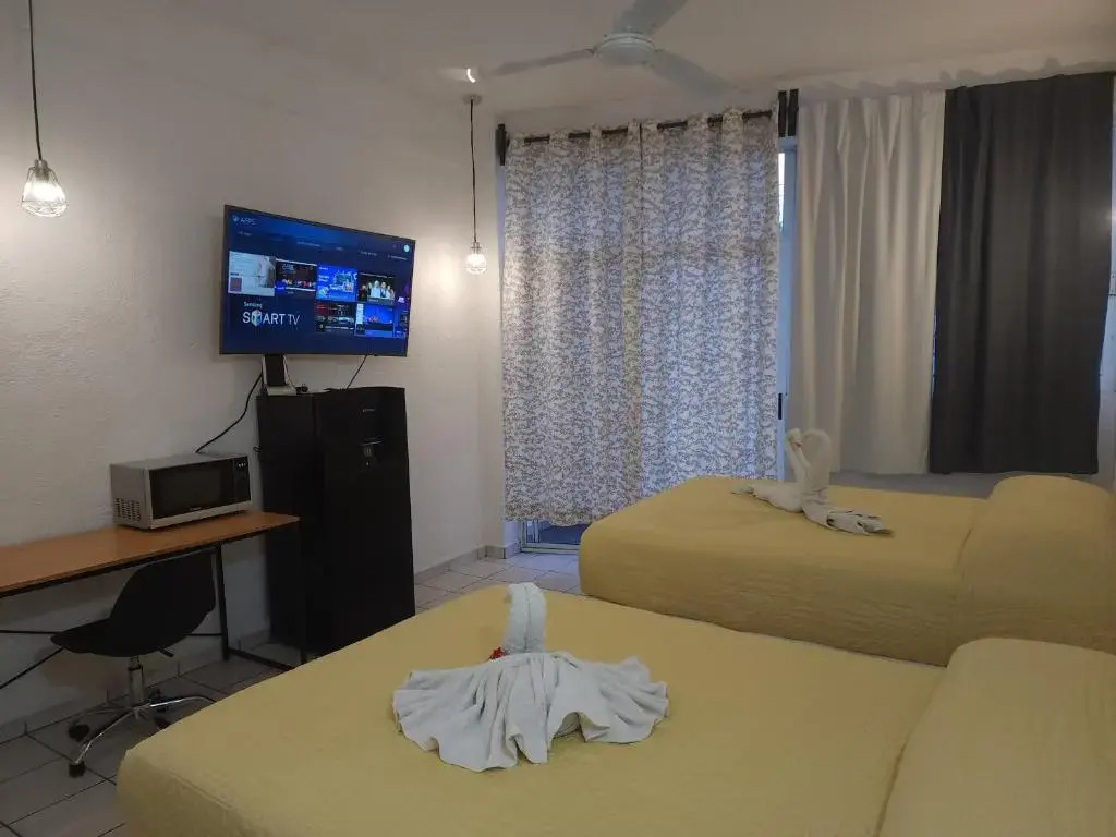 Lovely studio apartment with balcony AC & wi-fi, minutes from downtown!