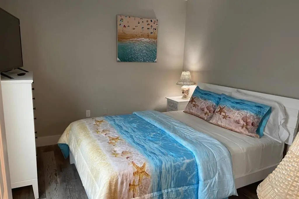 Siesta Key Village-Suite #2: A block to the Beach