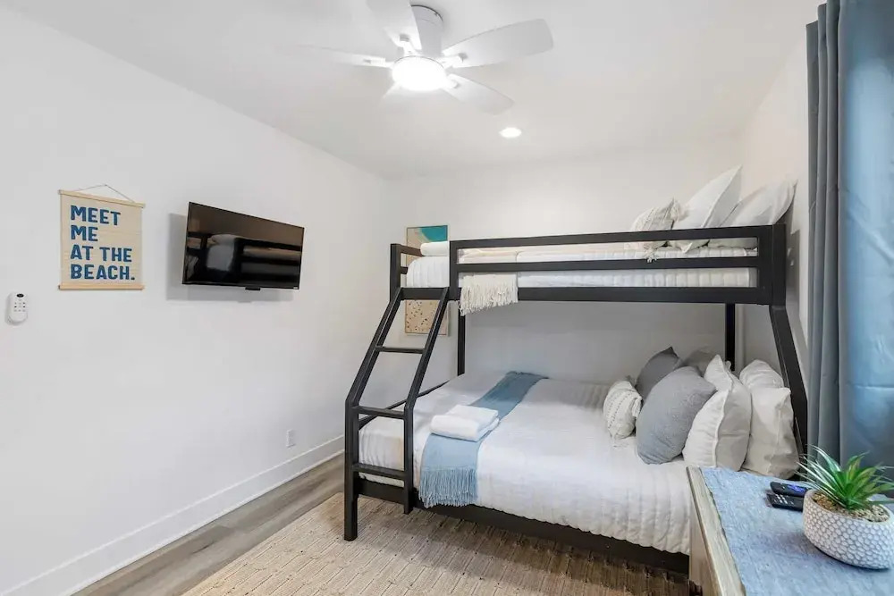 Steps From the Sand/boardwalk Outdoor Dining, Parking, and Patio in Newport