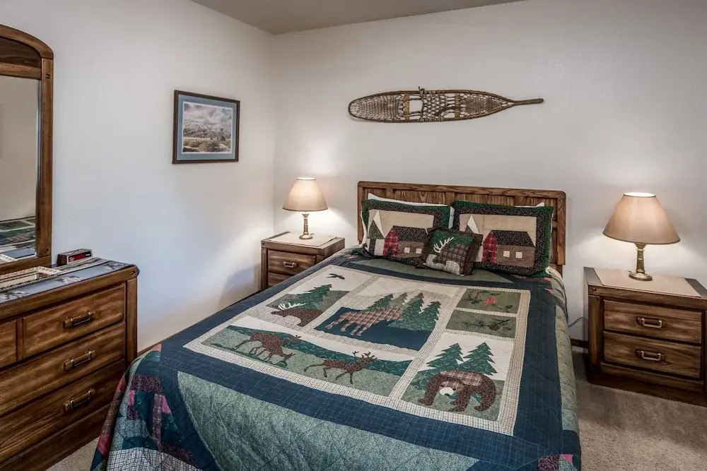 Enhanted Moose - Three Bedroom Cabin