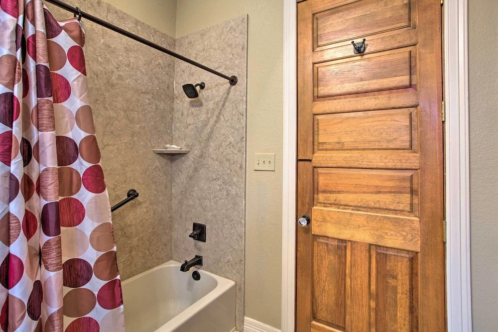 Charming Gainesville Retreat: Barn, Horses Welcome