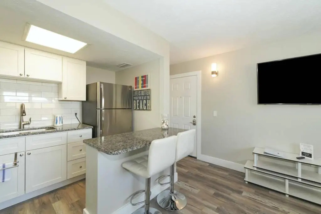 Siesta Key Village-Suite #4: A block to the Beach