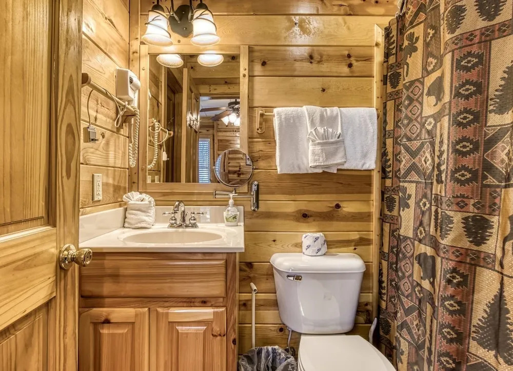 The Wildlife Lodge - Great Location! Close To Tanger Outlets! 5 Bedroom Cabin by RedAwning