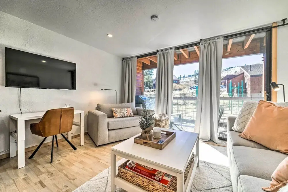 Walk to Ski Resort: Tahoe Donner Studio w/ Balcony