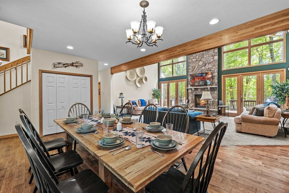 Mins2 Jfbb Split Rock With Hot Tub and Game Room
