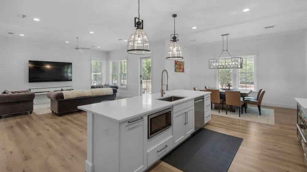 3br/2.5ba, Sleeps 8, Private Beach Access!