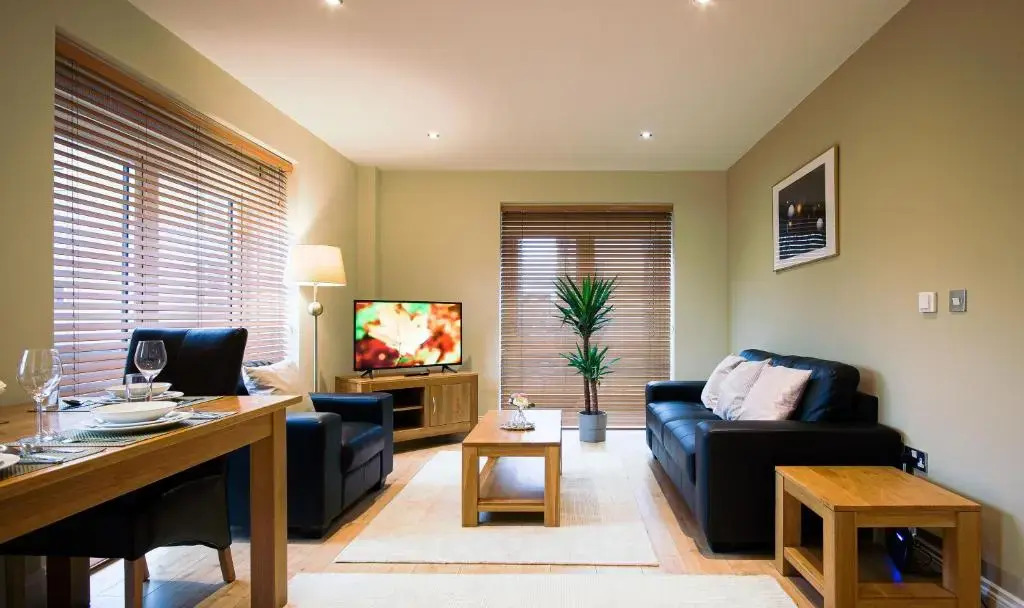 Superb City Center 1 or 2 BR Apts King Bed