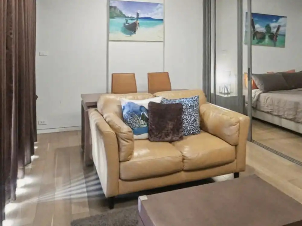 S39- 1 BR Downtown Bangkok Apt with Balcony and Pool