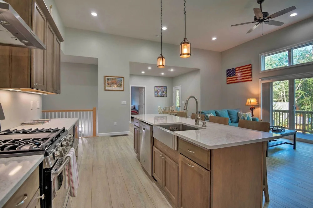 Covered Deck, Grill & Game Room: Gilford House!