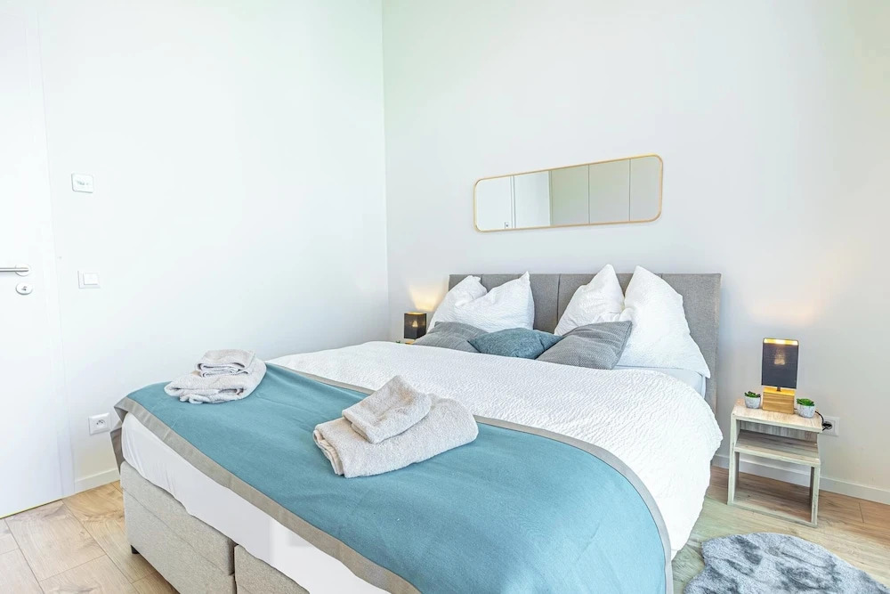 Premium 2BR & 1LR Apt with Skyline View