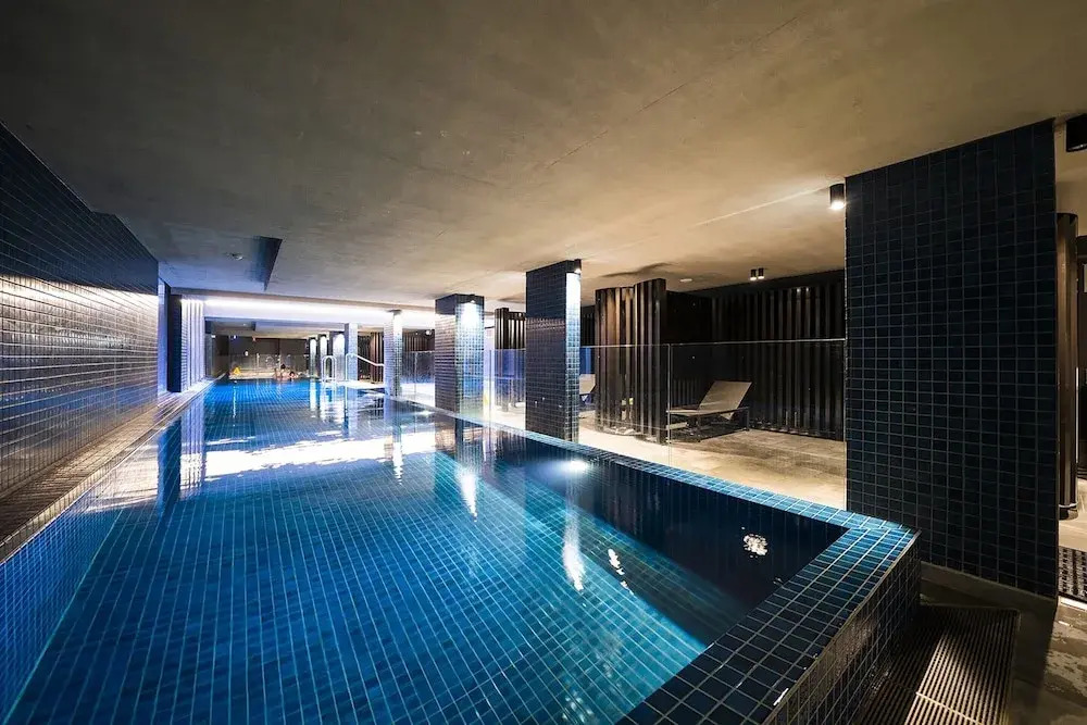 Chic Inner-city 2-bed Abode With Pool, Gym & Sauna