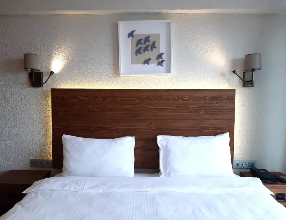 8 Rooms Hotel