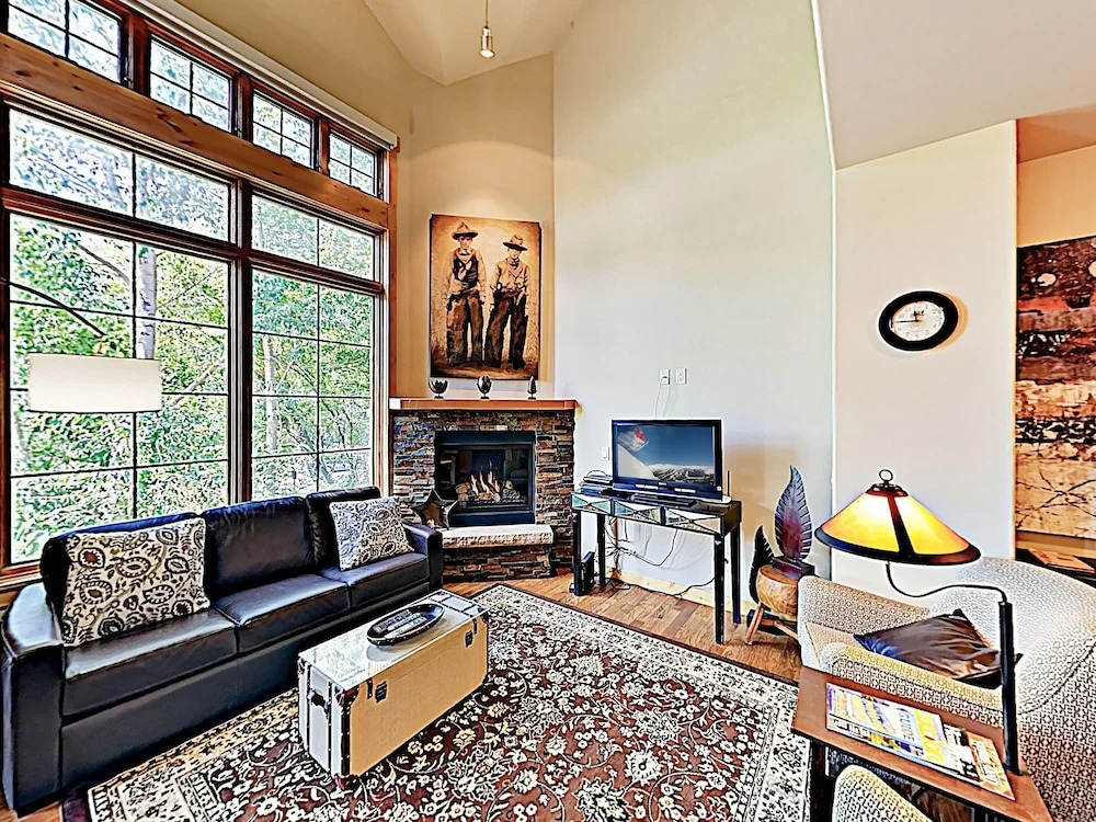 Downtown Getaway W/ Private Garage - Near Ski Resort 2 Bedroom Townhouse