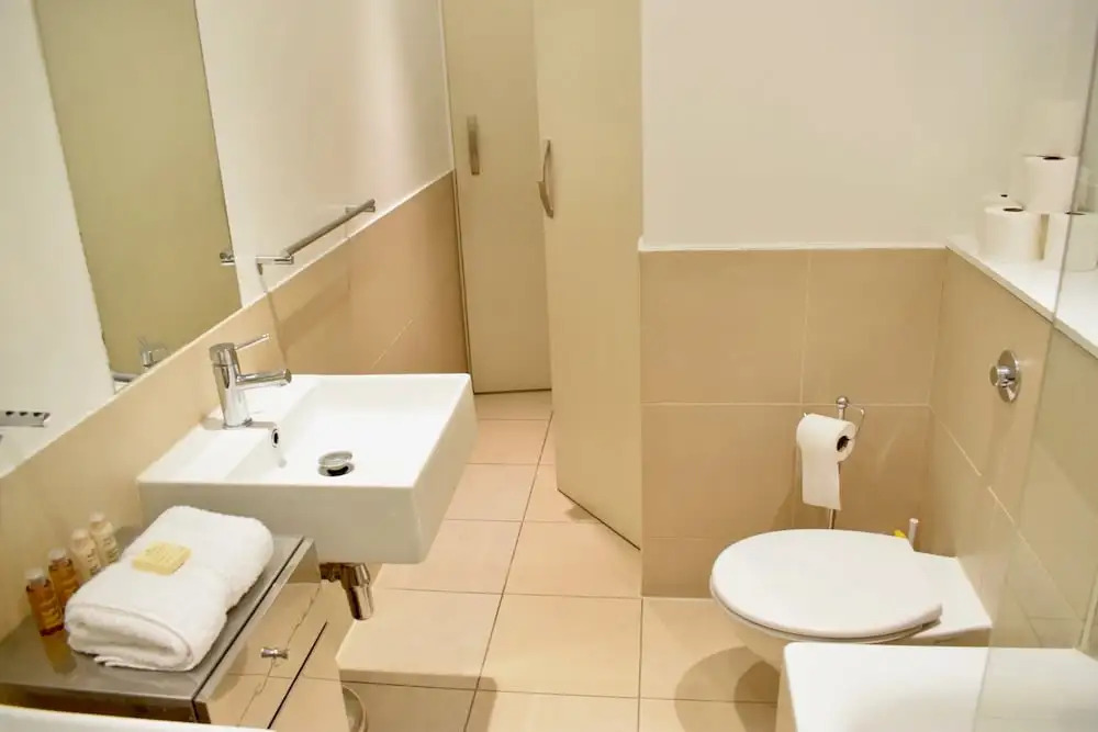 Large 2 Bedroom Flat in Ladbroke Grove With Garden