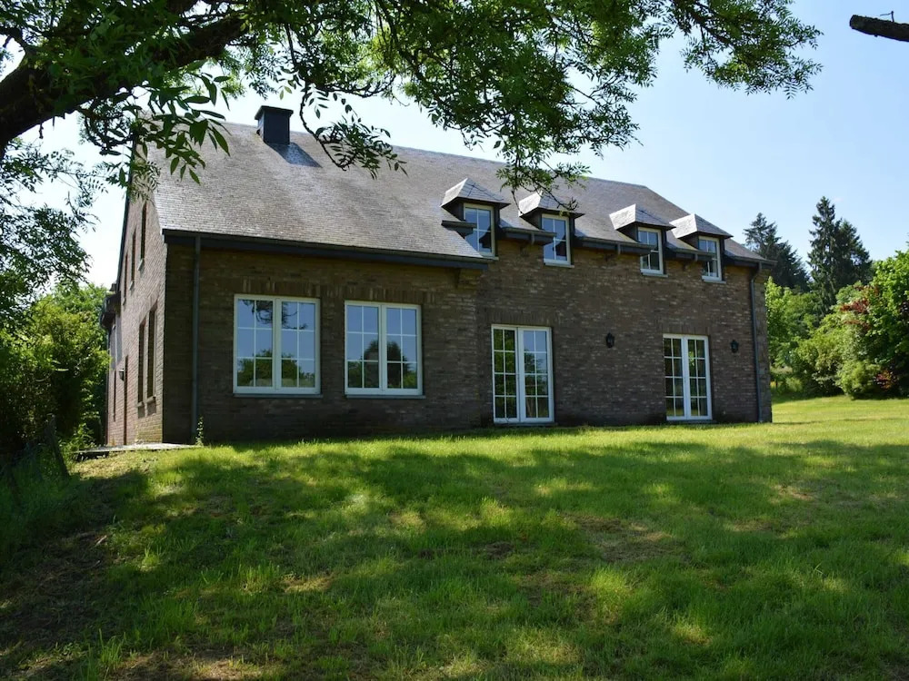 Spacious villa near Lesse
