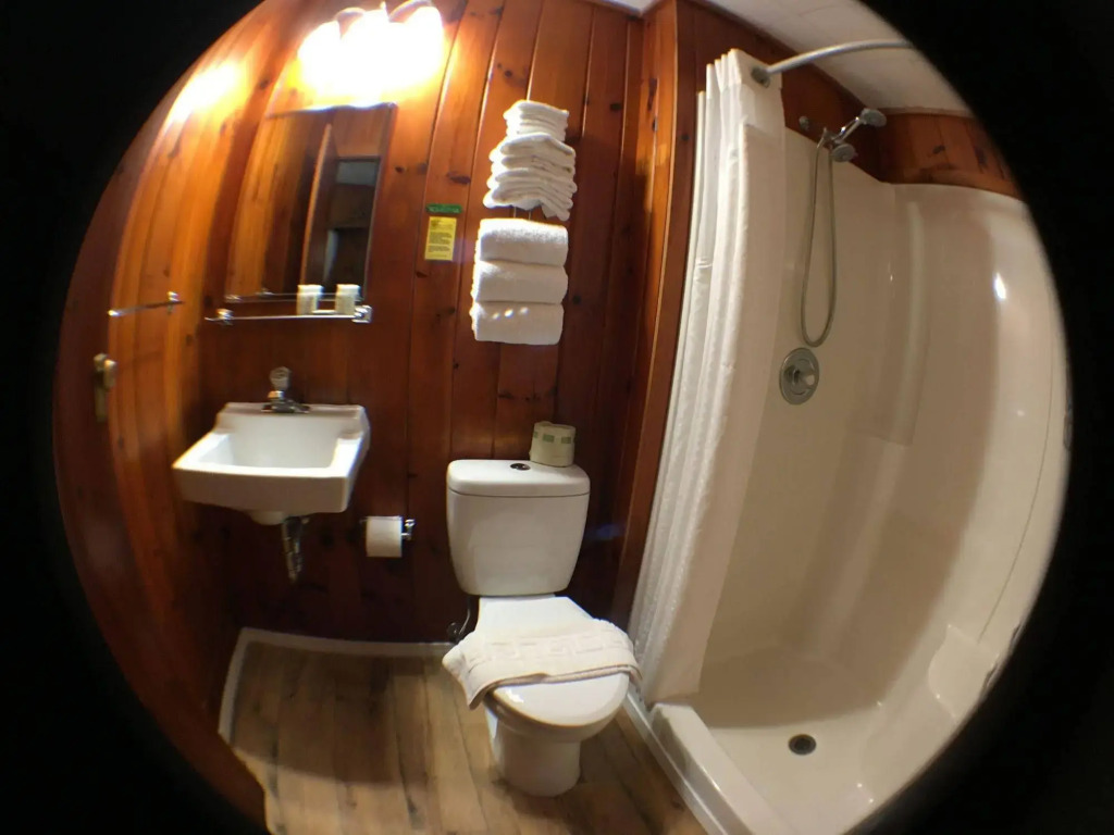 CedarWood Inn