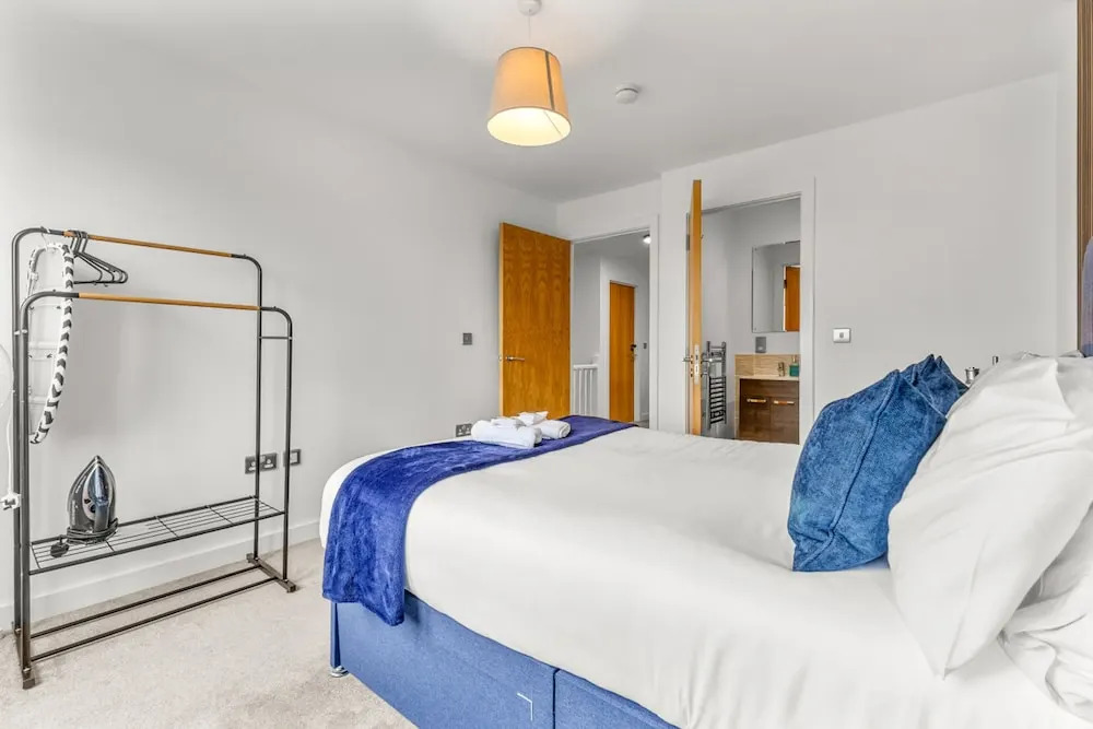 Modern 2BR Urban Nest In Salford Manchester for 4