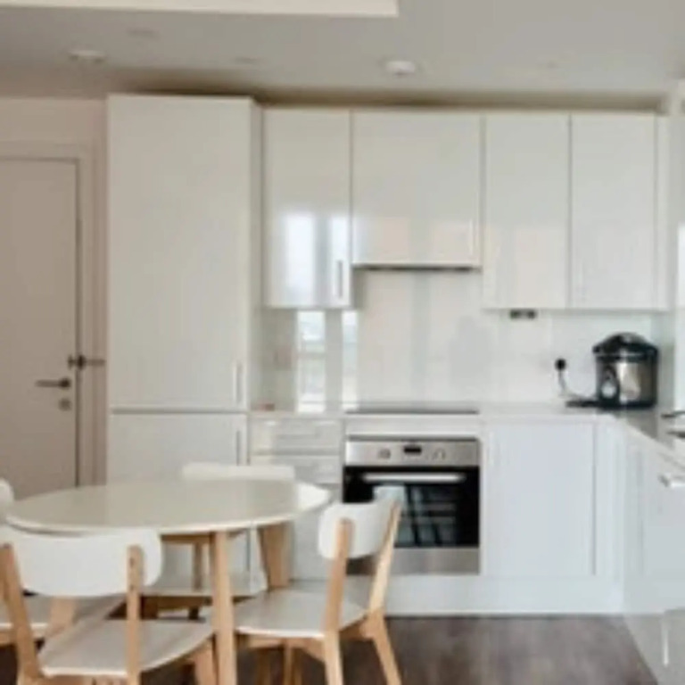 Spacious Flat In London Zone 2 With River Views