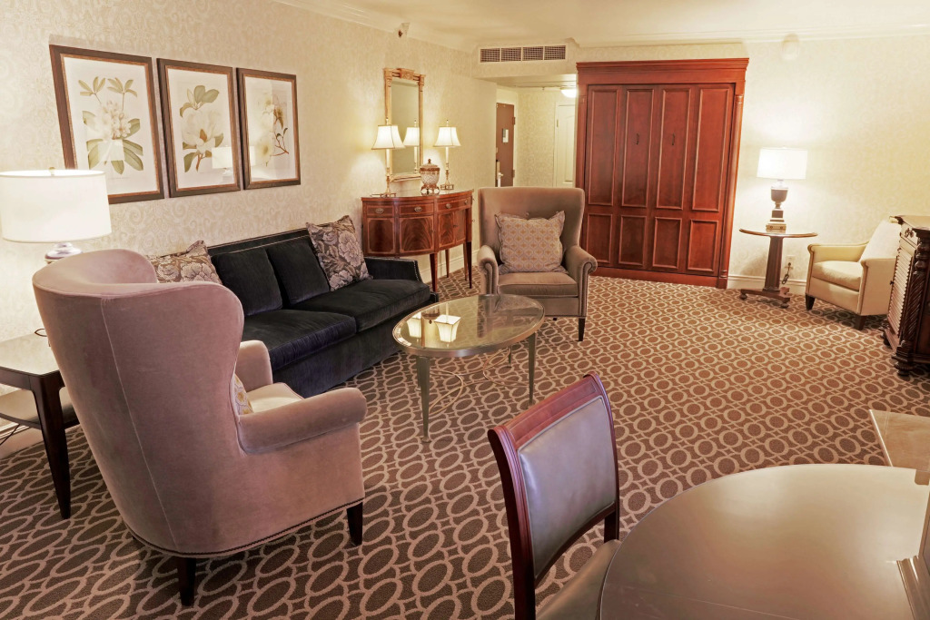 Hotel Roanoke & Conference Center, Curio Collection by Hilton