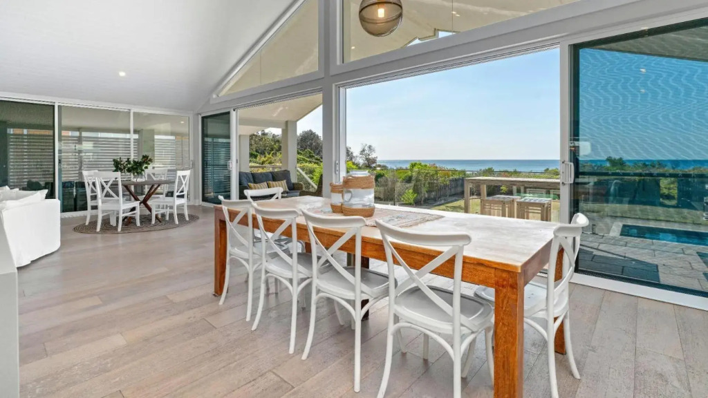 Dayz Dreamin - pool, gas fireplace and beachfront